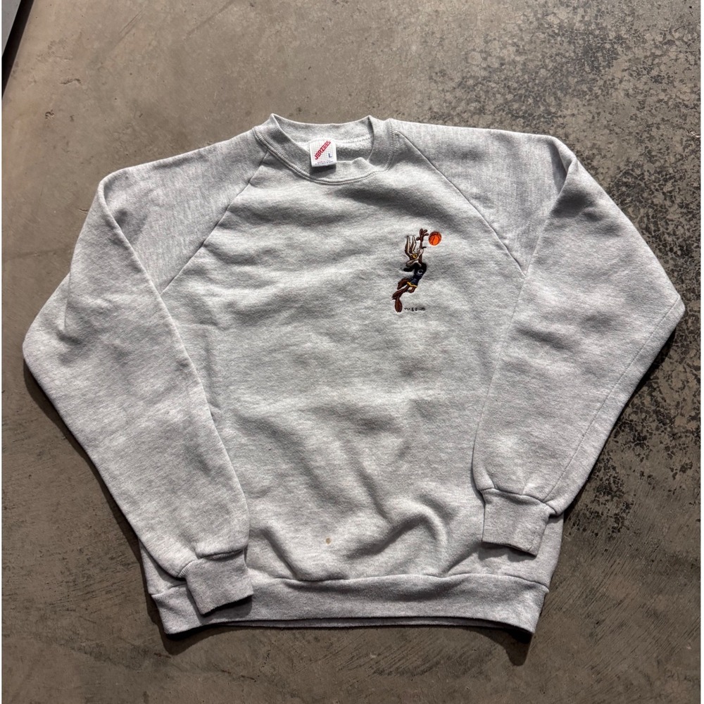 1990s Jerzees Looney Tunes Wile E Coyote Basketball Sweatshirt Gray L